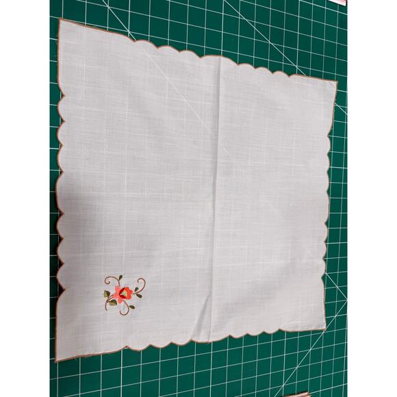 Vintage Scalloped Embroidered Napkins Set of 8 French Country Grandmillennial - Picture 10 of 12